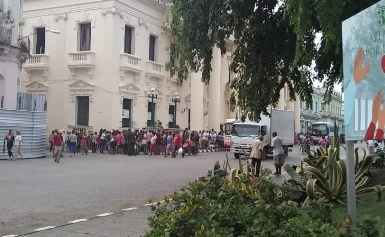 Gobierno cubano multa a más de 1.200 “coleros” desde el inicio de la pandemia