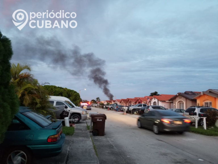 Gran columna de humo en Hialeah Gardens por incendio en una vivienda