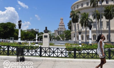 Mujer camina en La Habana