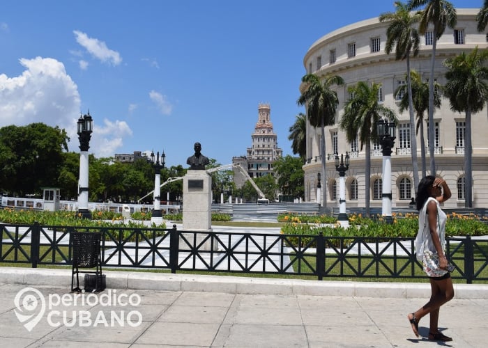 Mujer camina en La Habana