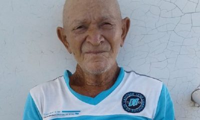 PNR detiene y multa a anciano cubano por pegar carteles contra el gobierno en La Habana