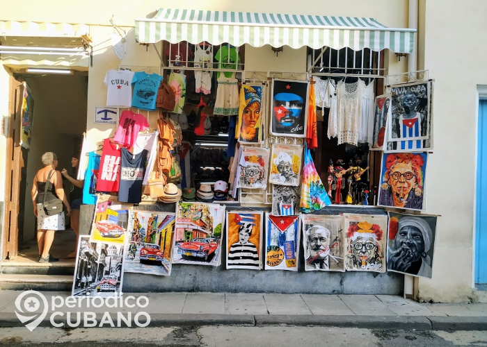 Venta de arte callejero en Cuba para turistas