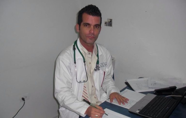 Cuenta del Minsap acosa a médico cubano exiliado: “Cambiaste a tu madre por dólares”