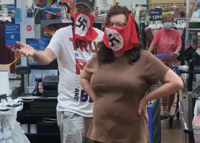 pareja entra a Walmart con mascarillas nazis