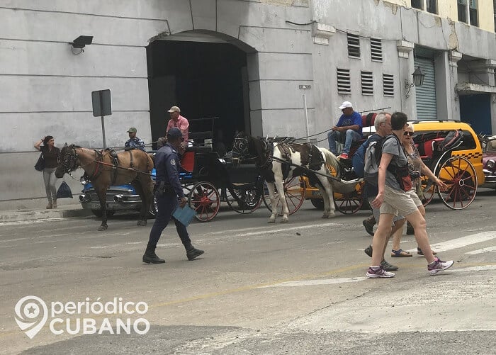 “Héroes de azul”, campaña oficialista a favor de los policías cubanos
