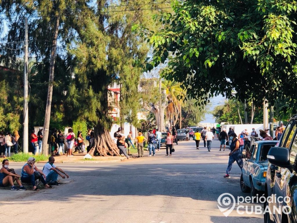 Enormes colas para obtener tarjetas AIS de Fincimex para la compra en tiendas de Cuba