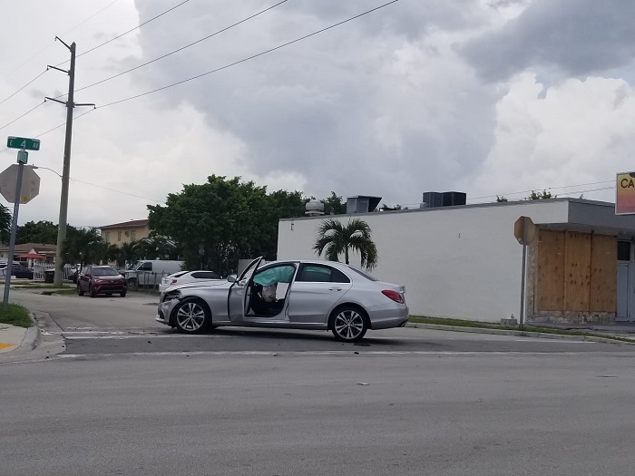 Joven cubano choca en Hialeah cuando conducía un Mercedes Benz 