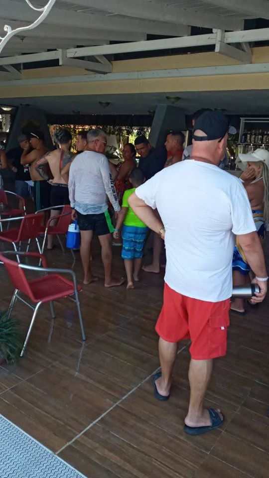 Incluso como turistas en un hotel los cubanos deben hacer cola para conseguir alimentos