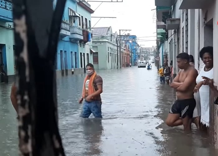 Centro Habana se inunda luego de que tormenta local colapsara el sistema de drenaje