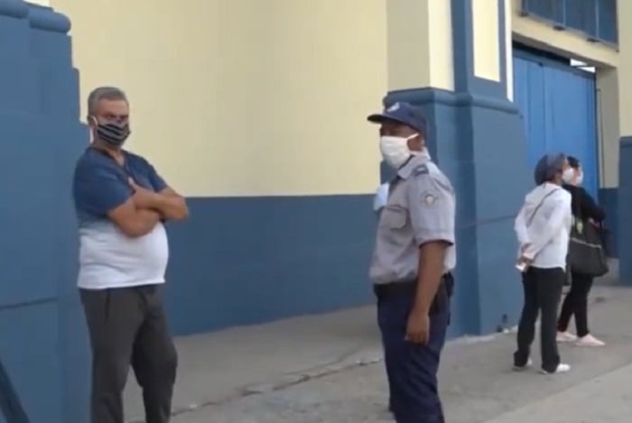 Detienen a grupo de presuntos coleros durante operativo en tienda de La Habana