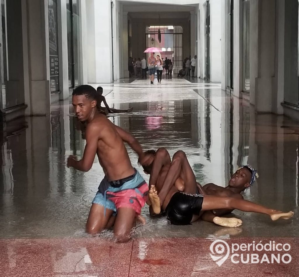 Jóvenes cubanos se bañan a las afueras del Hotel Kempinski en la Manzana de Gómez (2)