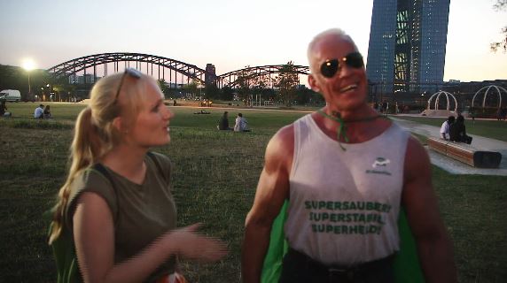 Peter Wirth, el Superman del Medio Ambiente Se enfrenta a la basura de los parques en Alemania