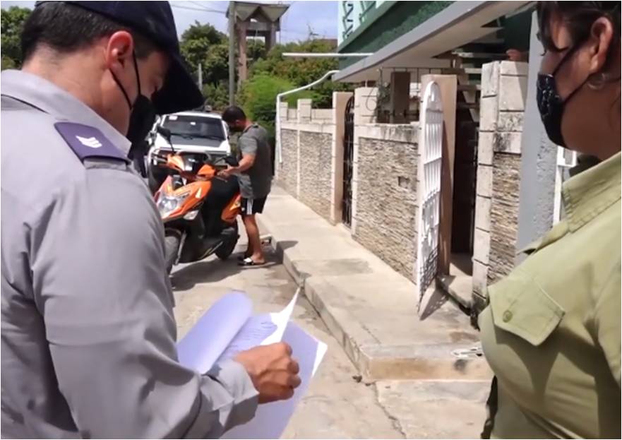 ¡Infraganti! así capturan a un cubano intentando robar en una vivienda de Matanzas. (Captura de video: Canal Caribe - YouTube)
