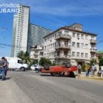 Accidente en La Habana: Automóvil termina con las llantas hacia arriba en el Vedado