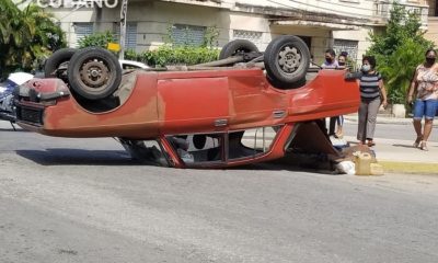 Accidente en La Habana: Automóvil termina con las llantas hacia arriba en el Vedado