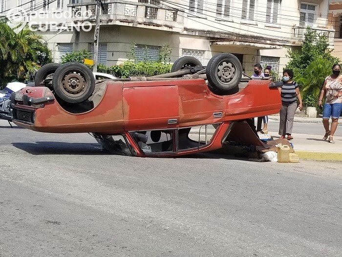 Accidente en La Habana: Automóvil termina con las llantas hacia arriba en el Vedado