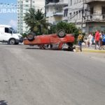 Accidente en La Habana: Automóvil termina con las llantas hacia arriba en el Vedado