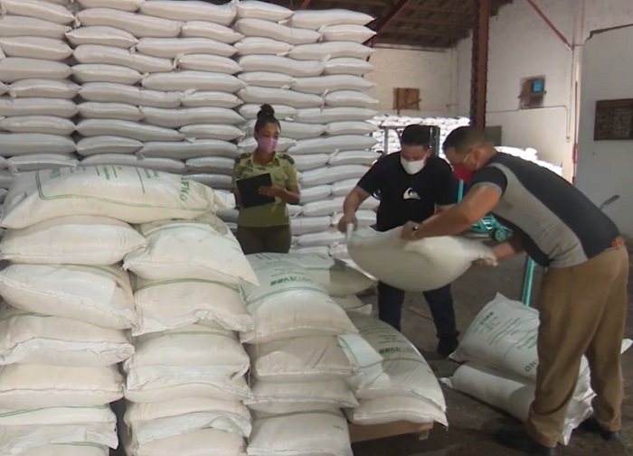 Decomisan 53 sacos de azúcar “robada” en Camagüey