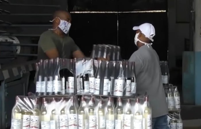 Policía cubana descubre y desmantela presunto comercio ilegal de bebidas en Santiago de Cuba