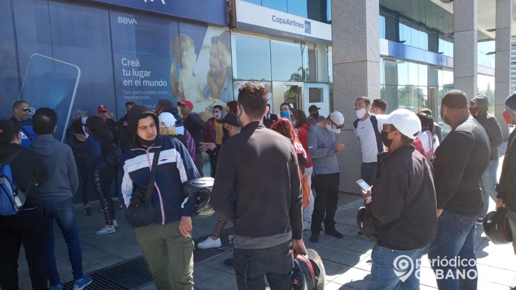 Cubanos protestan frente a las oficinas de Copa en Uruguay por dejarlos varados