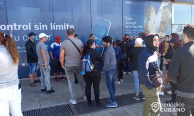 Cubanos protestan frente a las oficinas de Copa en Uruguay por dejarlos varados