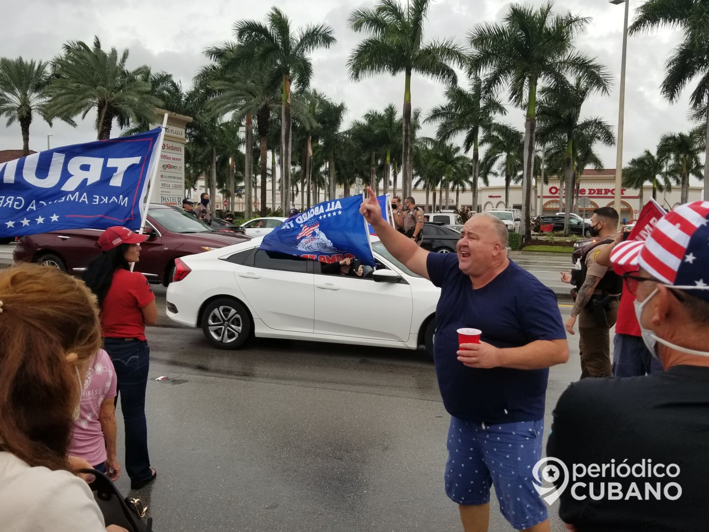 Manifestacion a favor de Donald Trump 2020 en la calle 40 del Sw en Miami frente al restaurant La Carreta (1)
