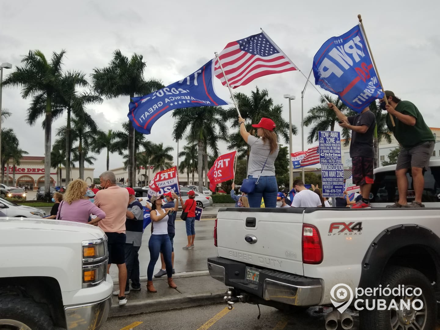 Manifestacion a favor de Donald Trump 2020 en la calle 40 del Sw en Miami frente al restaurant La Carreta (2)
