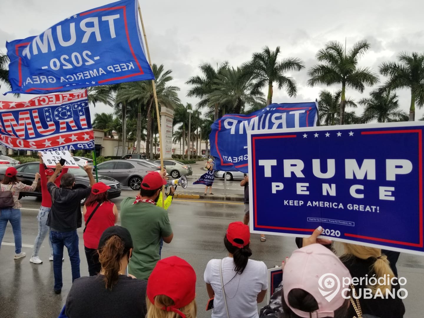 Manifestacion a favor de Donald Trump 2020 en la calle 40 del Sw en Miami frente al restaurant La Carreta (3)