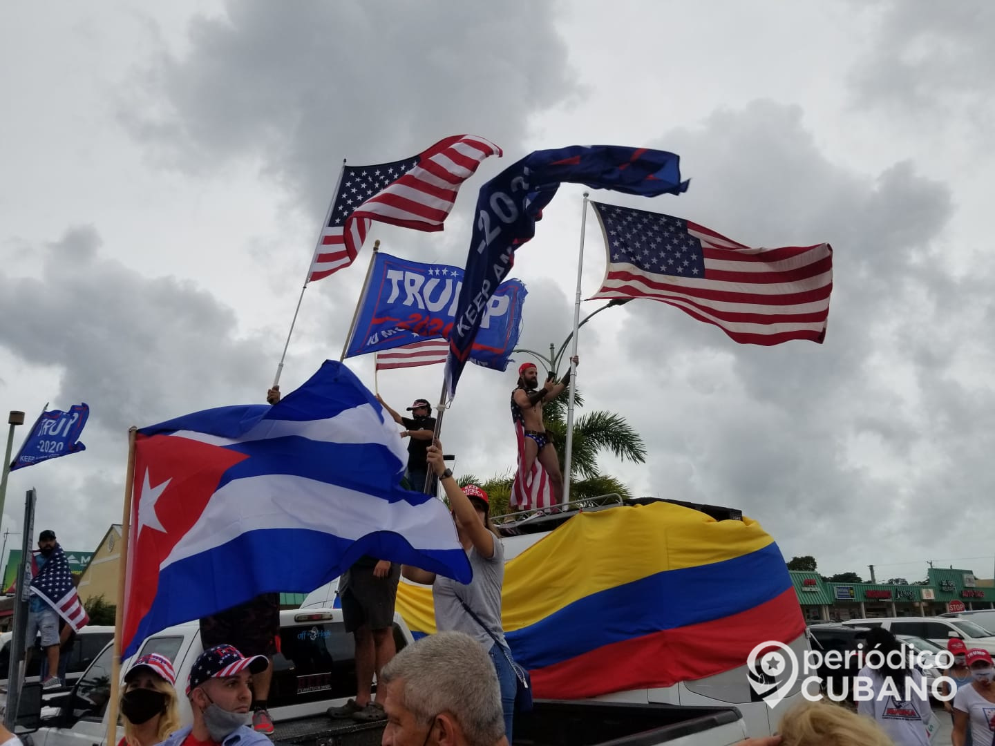 Manifestacion a favor de Donald Trump 2020 en la calle 40 del Sw en Miami frente al restaurant La Carreta (4)