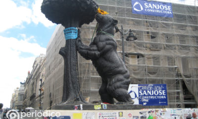 el oso y el Madroño en plaza de sol durante la protesta de los indignados en 2011