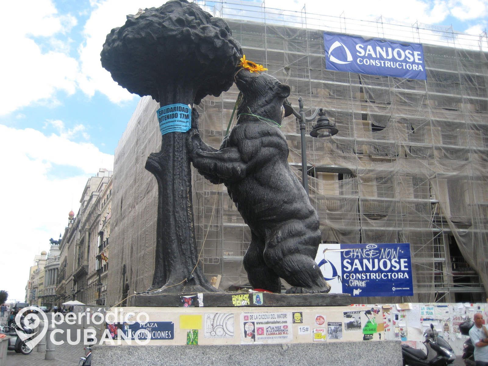 el oso y el Madroño en plaza de sol durante la protesta de los indignados en 2011