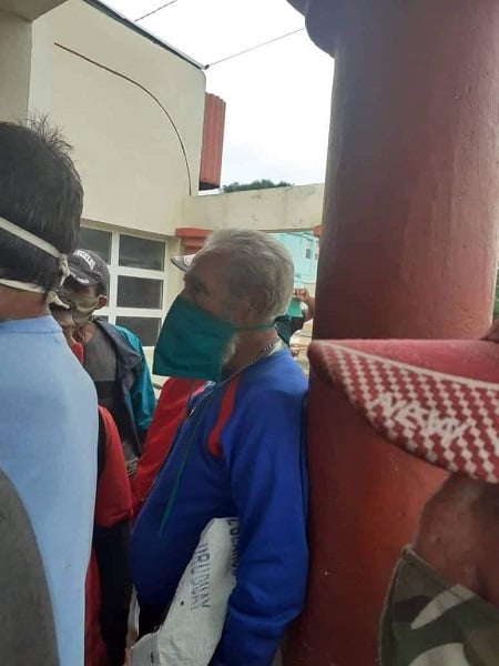 ¡Fidel Castro formado en una cola!, un hombre idéntico al expresidente causa sorpresa en los cubanos