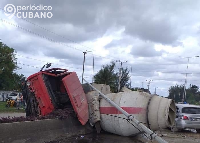 La volcadura de un camión de cemento incrementa la lista de accidentes de tránsito en Cuba durante este año