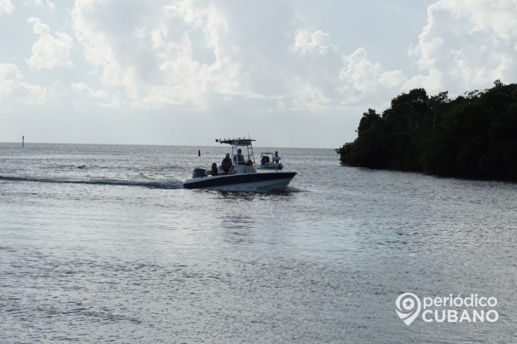 Aparece una lancha rápida abandonada frente a las costas de Holguín