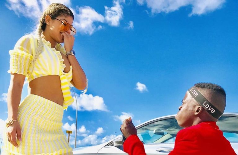 Marlon el “guapo natural” pide matrimonio a hermosa joven ¿Se casan?
