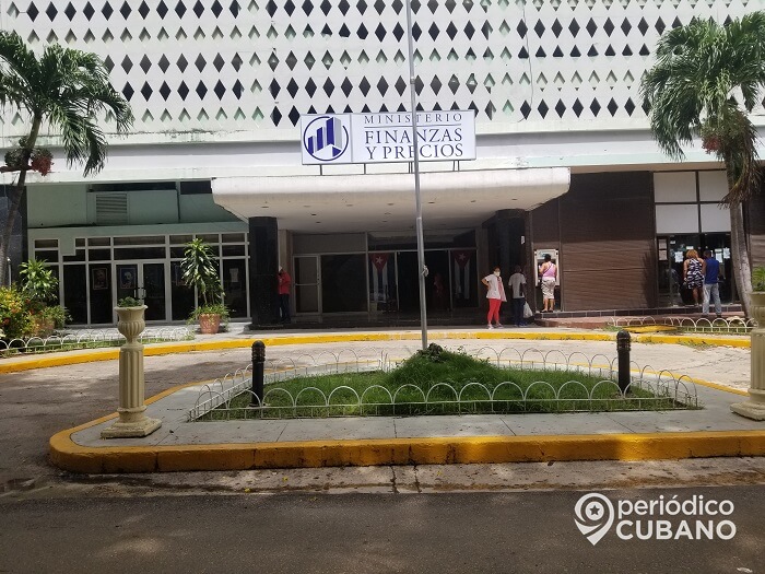 Periodista oficialista denuncia el mal estado de los cajeros automáticos en La Habana