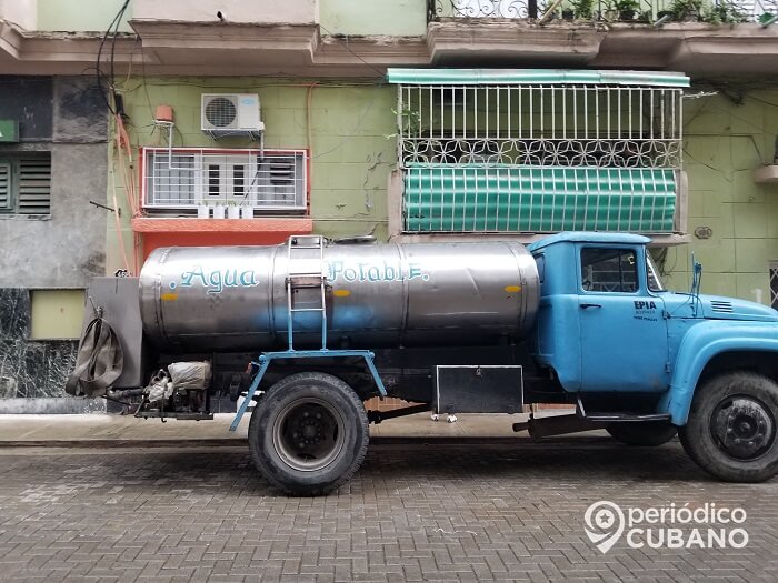Pipa de agua potable en Cuba