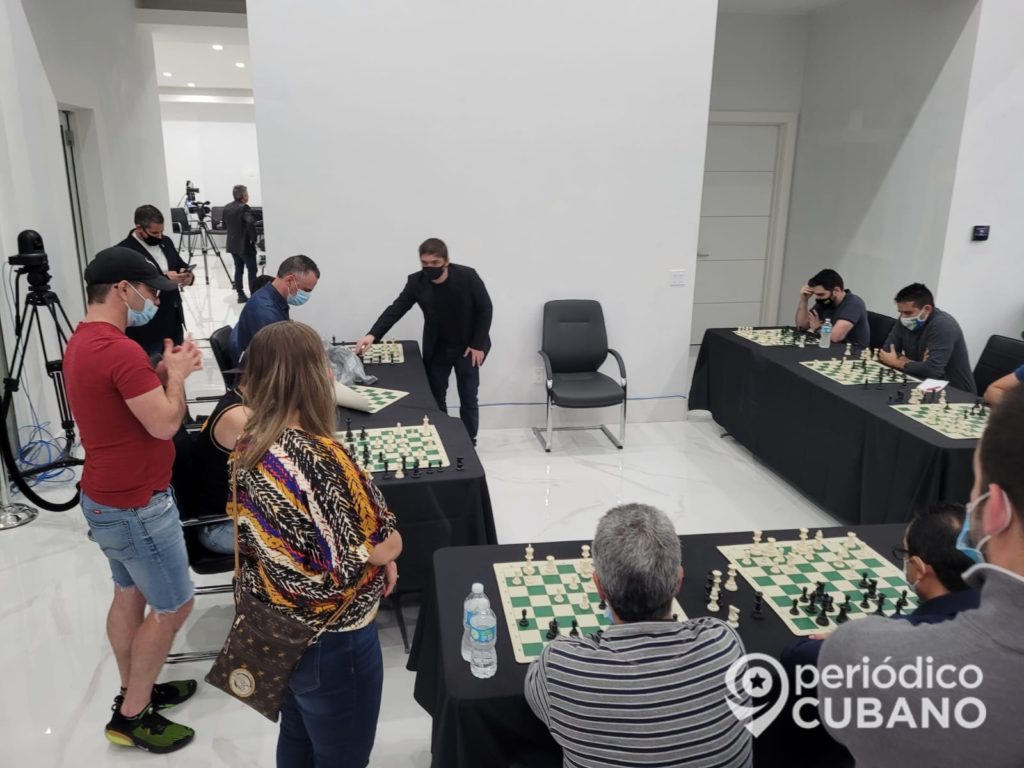 Realizan simultánea de ajedrez en Miami y el primer movimiento fue de las piezas negras