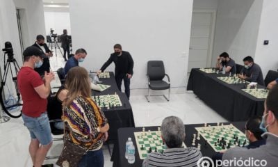 Realizan simultánea de ajedrez en Miami y el primer movimiento fue de las piezas negras