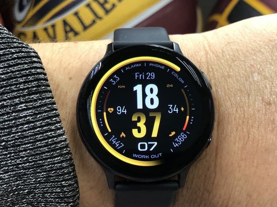Reloj con carátula diseñada por Rainer Orellana. (Cortesía Periódico Cubano).