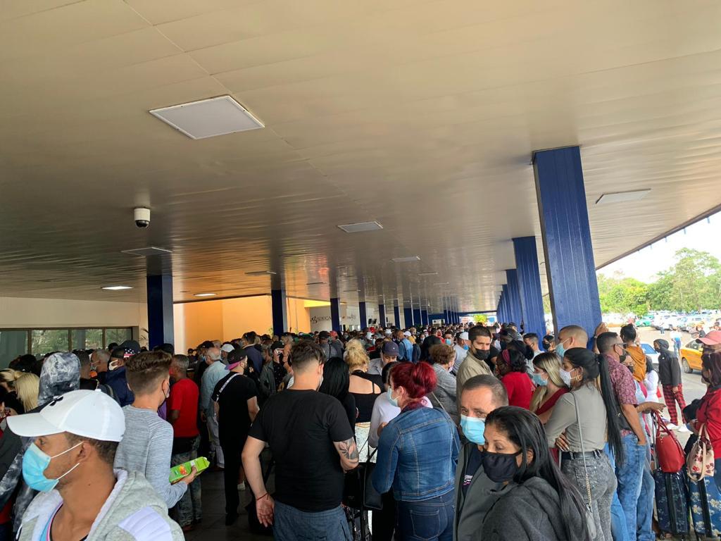 Aglomeración en el Aeropuerto de La Habana