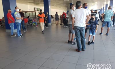 Cientos de cubanos con destino a EEUU están varados en Cancún al vencer su prueba de Covid-19