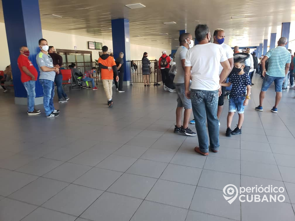 Cientos de cubanos con destino a EEUU están varados en Cancún al vencer su prueba de Covid-19 
