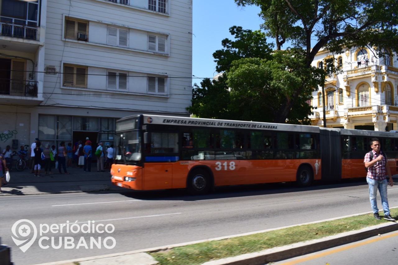 Ómnibus de transporte urbano en La Habana