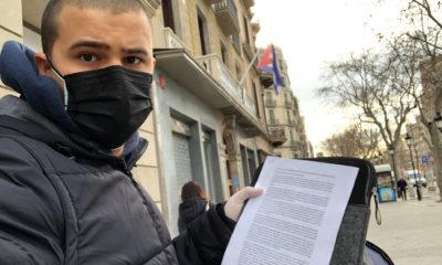 Activista cubano entrega en el Consulado de Barcelona una petición de renuncia del Ministro de Cultura
