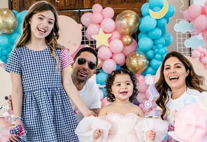 Aly Sánchez, su esposo e hijas