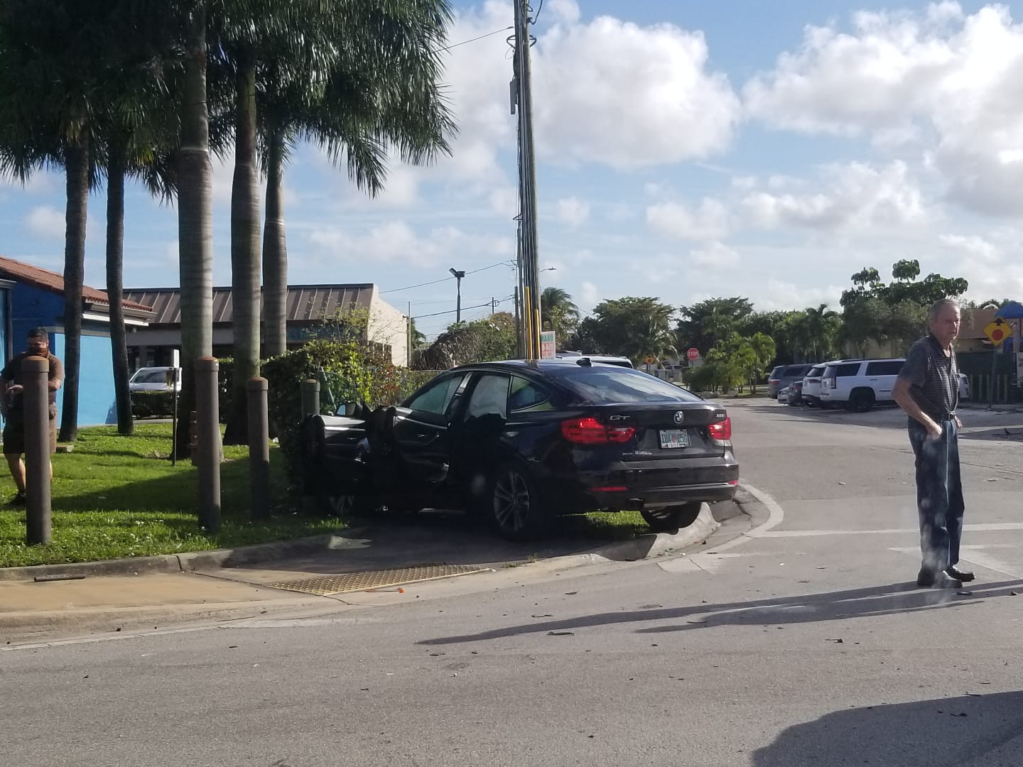 Automóvil que chocó contra los alrededores del bar restaurante Mojitos