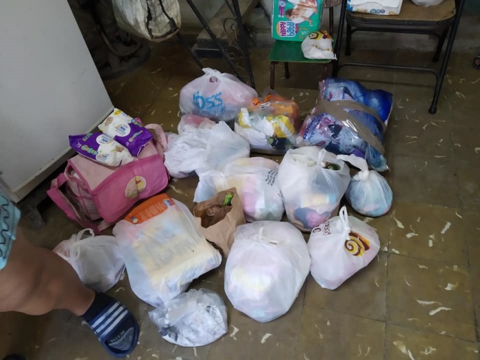 Motoristas cubanos donan ropa y productos básicos a niña que perdió todo en un incendio