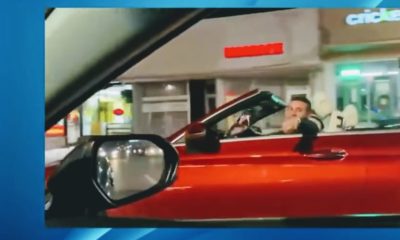 osmani garcia en un carro convertible rojo