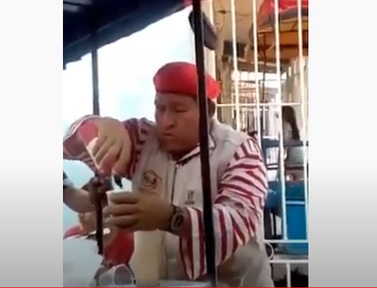 hombre parecido a Hugo Chávez